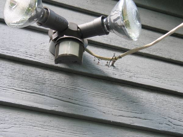 Power drop attached to Florida home pulled out damaging siding